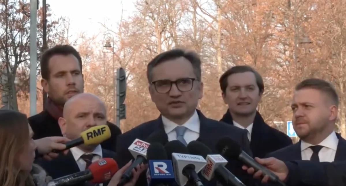 Zbigniew Ziobro podczas konferencji prasowej przez KPRM. polityk zapowiedział, że stawi się na posiedzeniu komisji regulaminowej