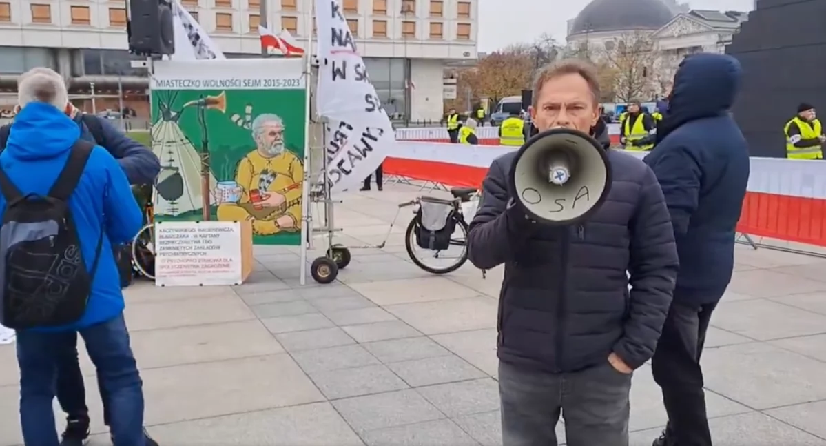 Arkadiusz Szczurek podczas miesięcznicy smoleńskiej. Aktywista komentuje bulwersujące słowa Szymona Hołowni o immunitecie Kaczyńskiego