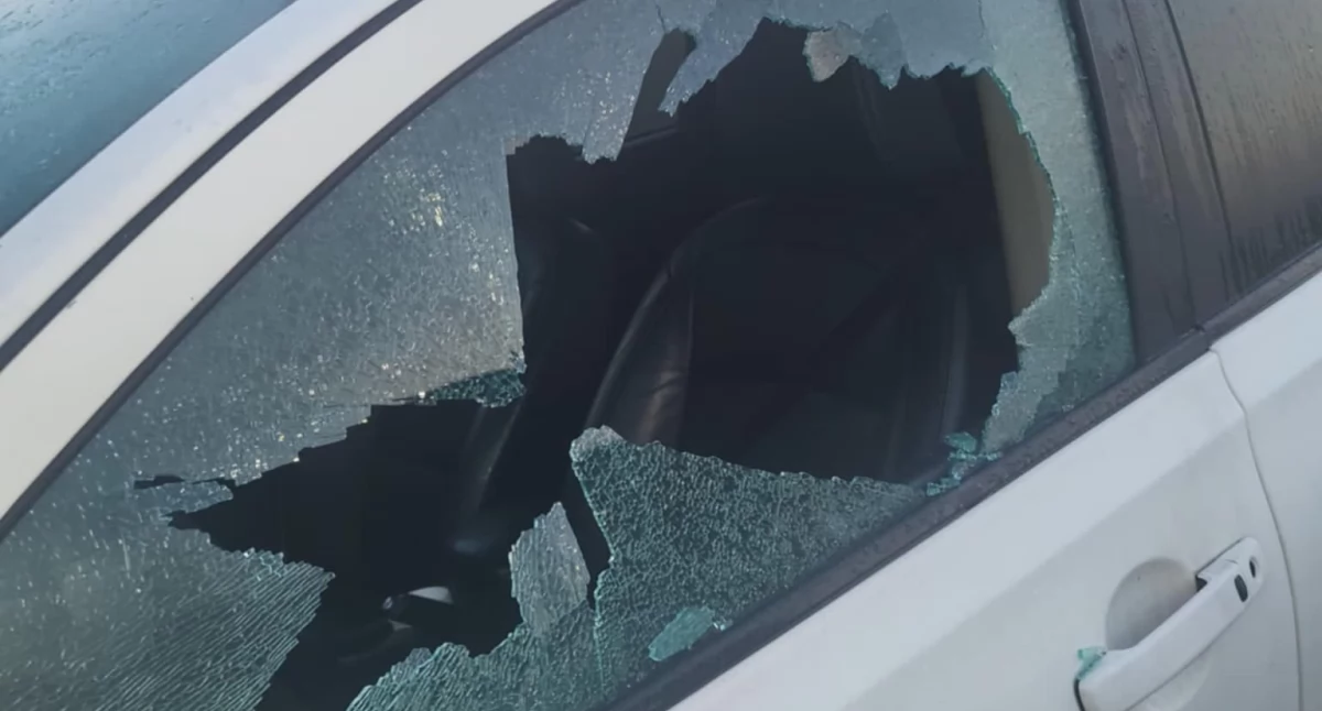 Zdjęcie przedstawia auto z wybitą szybą i pochodzi z domeny publicznej/Facebook