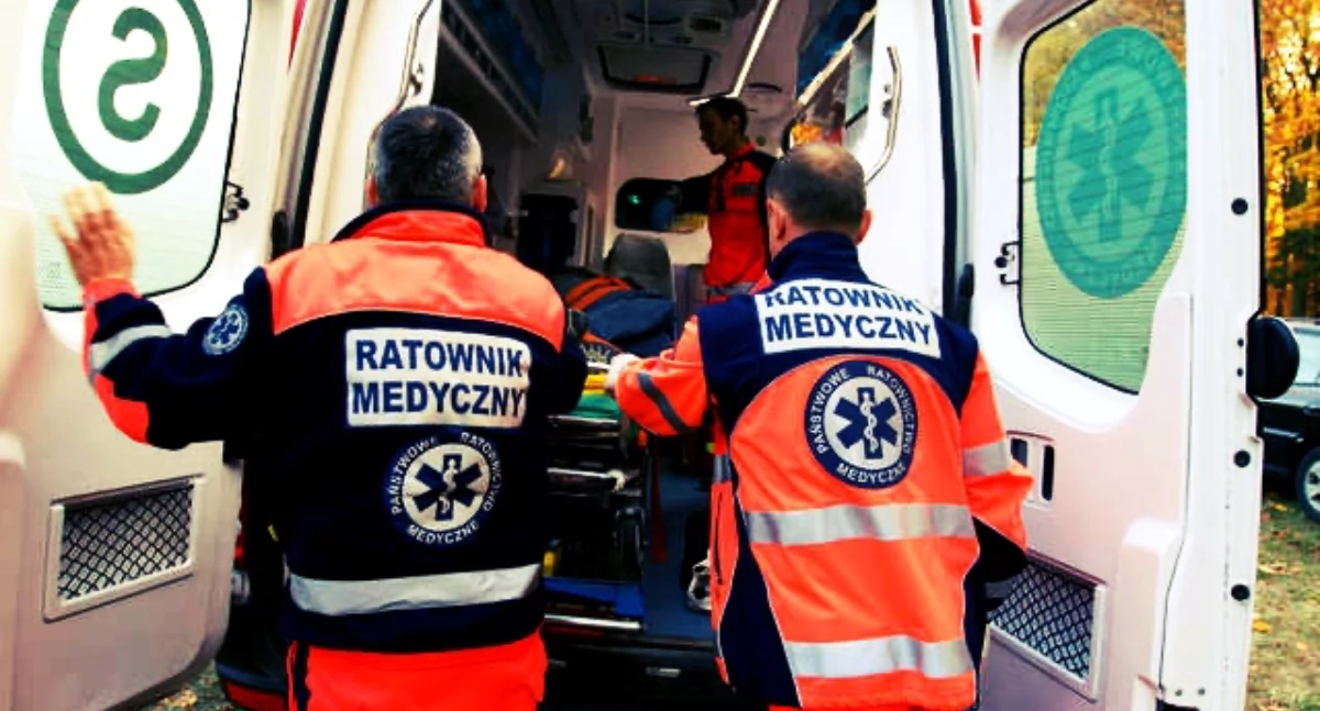 Zdjęcie ratowników medycznych. Kobieta zginęła od ran postrzałowych w Sielcach