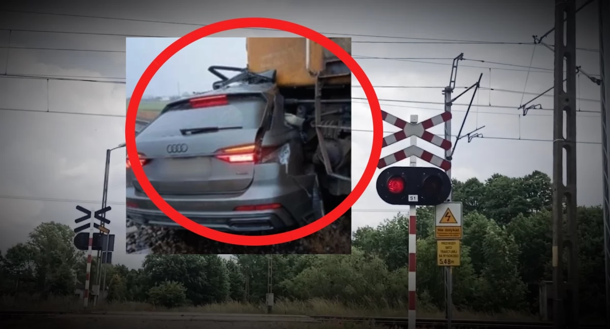 Zdjęcie przejazdu kolejowego. Wypadek z udziałem auta oraz pociągu towarowego