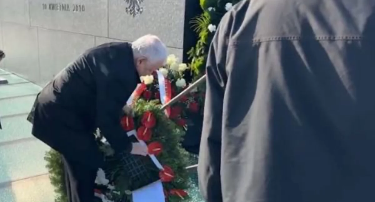 Jarosław Kaczyński podczas dokonywania kradzieży wieńca Zbigniewa Komosy. Szef PiS ma zachować immunitet z powodu deklaracji PSL i Trzeciej Drogi 