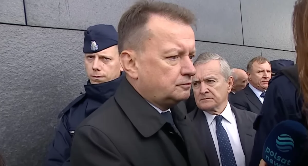 Dziś 175. miesięcznica smoleńska. Politycy PiS: Mariusz Błaszczak i Piotr Gliński przy schodach smoleńskich usiłują ukraść wieniec Zbigniewa Komosy 