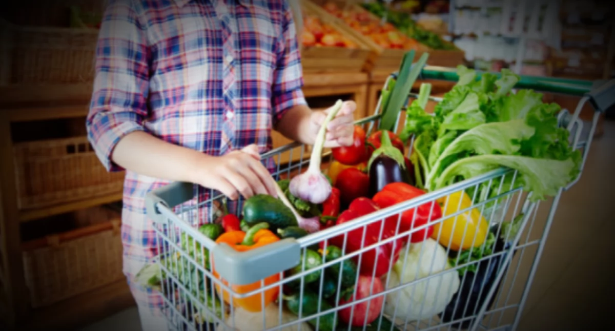 Zdjęcie koszyka z zakupami. Wzrost cen na produktach spożywzych