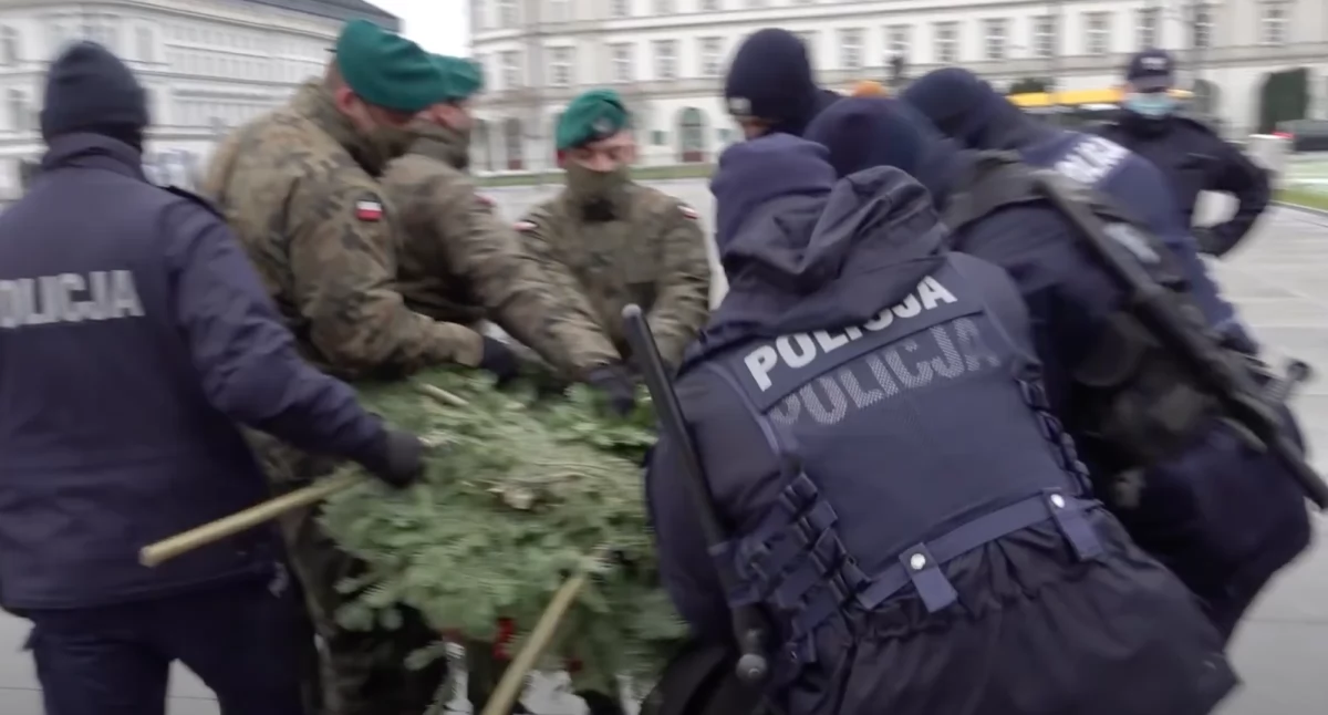 Żołnierze Wojska Polskiego podczas kradzieży wieńca Zbigniewa Komosy na pl. Piłsudskiego w Warszawie