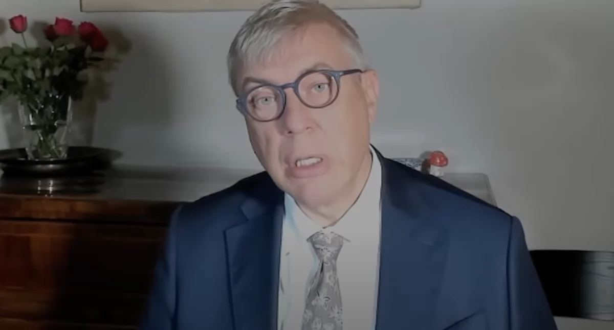 Roman Giertych podczas prowadzenia programu na kanele YouTube. Mecenas zapowiedział pozew przeciwko Stanowskiemu i Ziemkiewiczowi