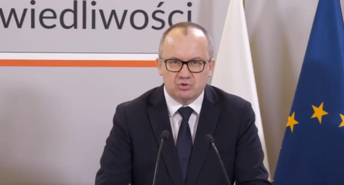 Minister sprawiedliwości Adam Bodnar podczas konferencji prezentuje opisu ustaw regulujących status neosędziów 