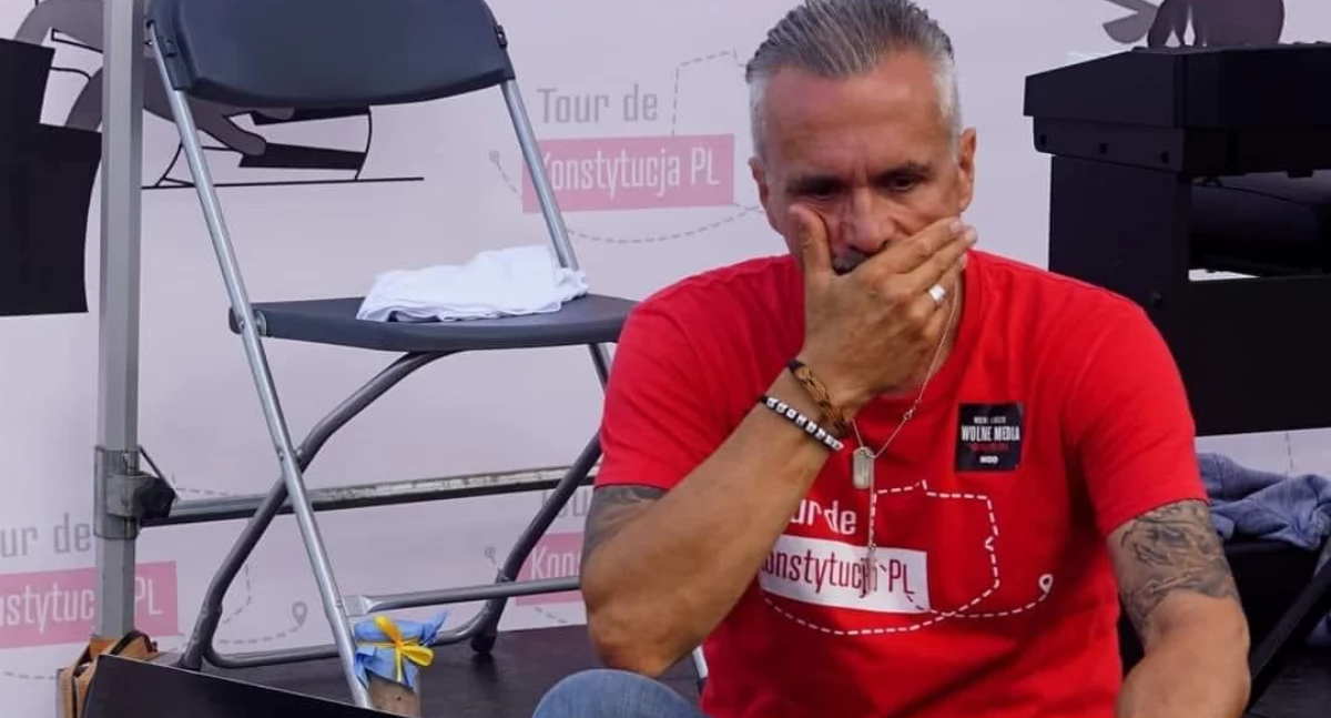 Robert Hojda podczas jednego z przystanków Tour de Konstytucja. Fundator Fundacji Kongres Obywatelskich Ruchów Demokratycznych ma żal do premiera Donalda Tuska 