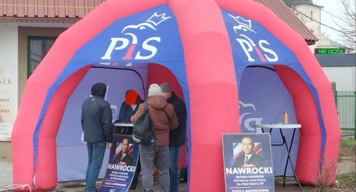 Działacze PiS w Lublinie zbierają popisy dla Karola Nawrockiego pod namiotem z logo partii 