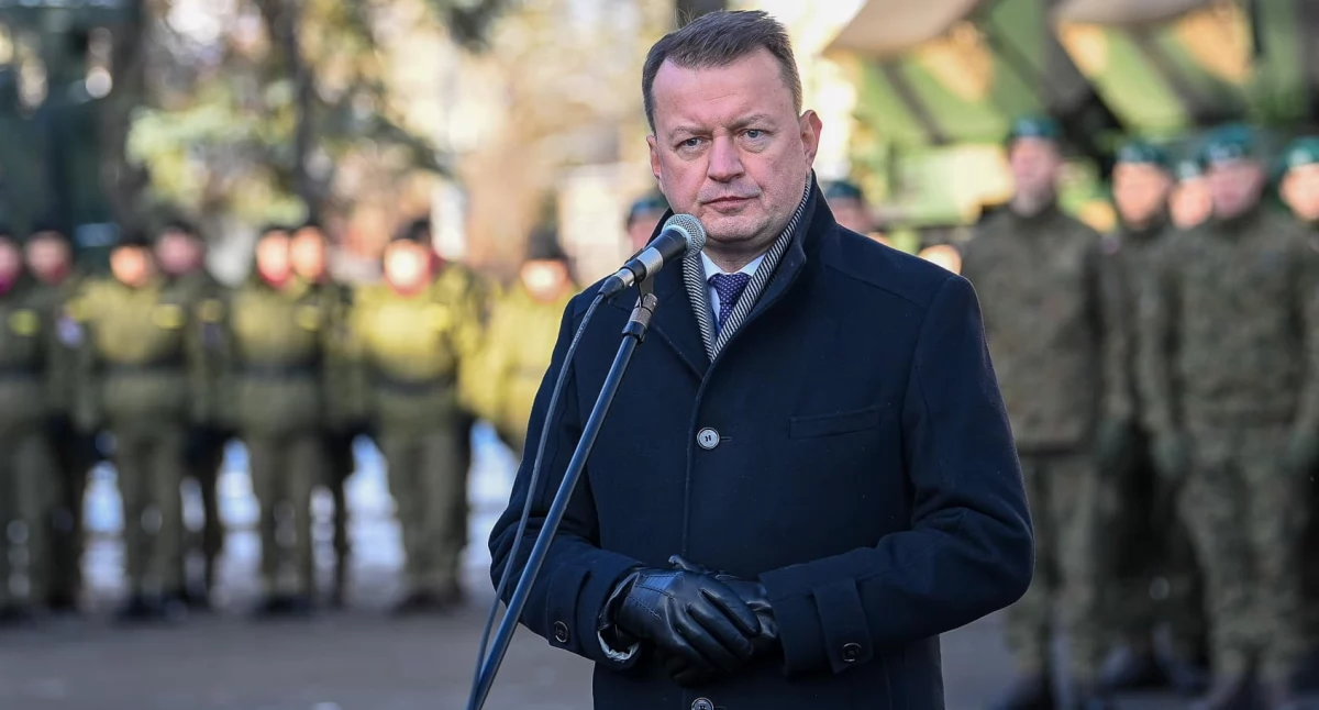 Zdjęcie Mariusza Błaszczaka. Kontrowersje wokół ujawnienia planów wojskowych