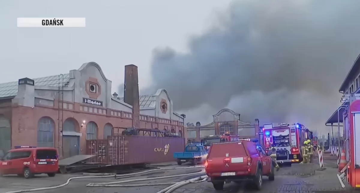 Pożar hali w Gdańsku – akcja gaśnicza straży pożarnej. ABW sprawdzi przyczynę tragedii 
