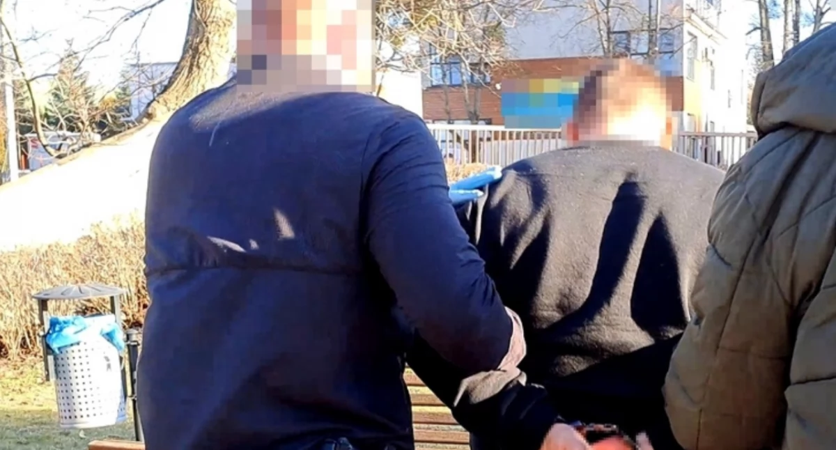 Zdjęcie z zatrzymania 47-letniego mężczyzny przez policję. Usłyszał zarzut zabójstwa
