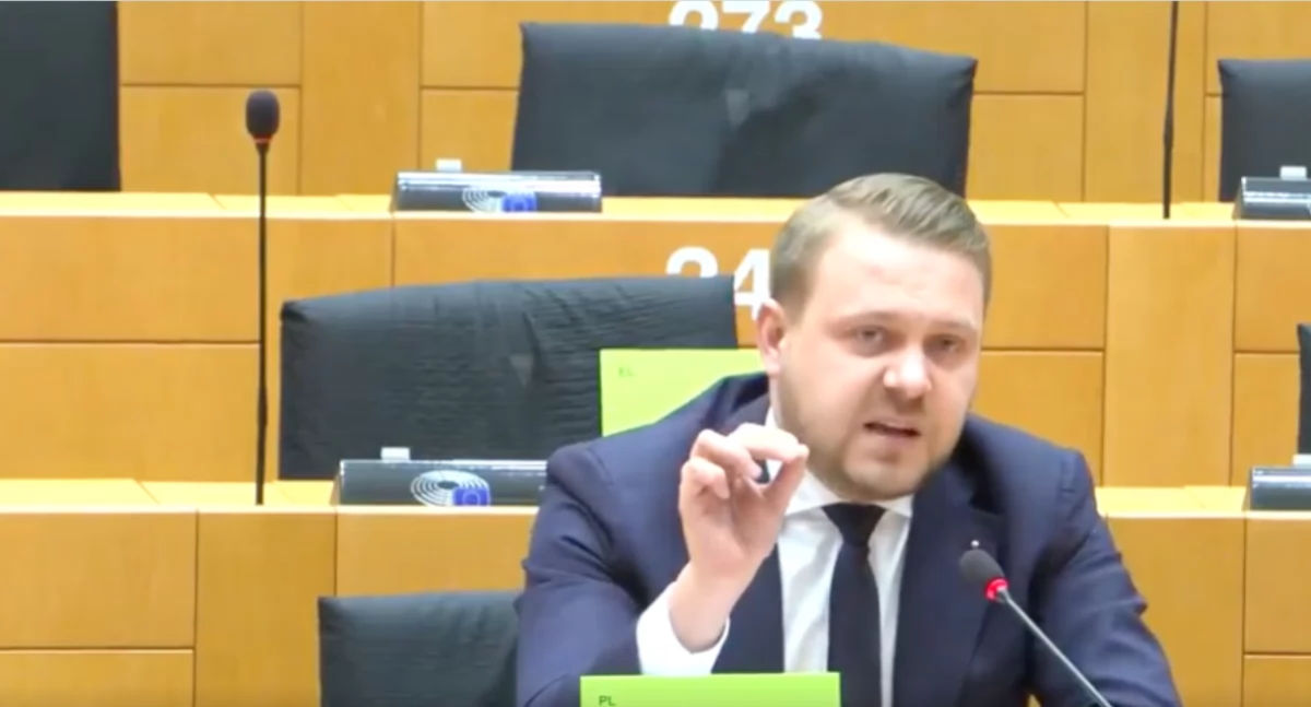Jacek Ozdoba podczas posiedzenia Parlamentu Europejskiego przerywał i krzyczał. Przewodniczący wyłączył mikrofon europosłowi PiS