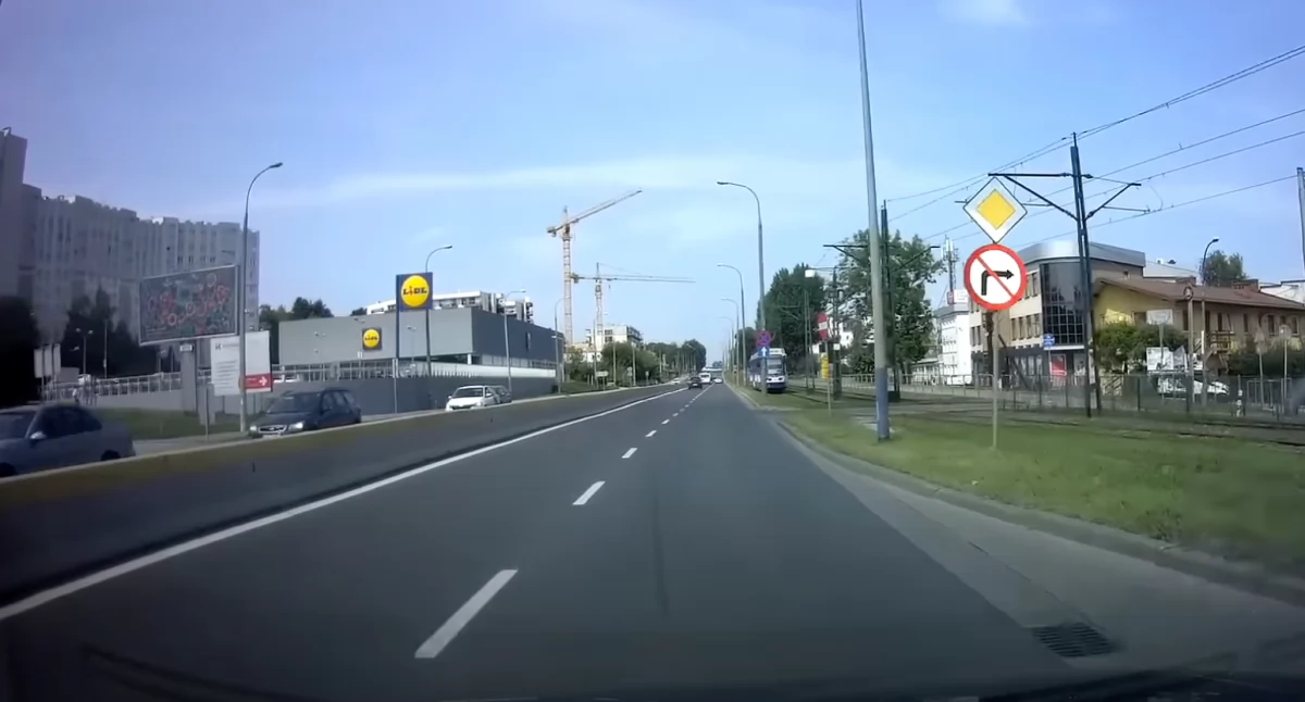Nowy komunikat po wypadku na drodze krajowej 42. Kierująca nie ustąpiła pierwszeństwa przejazdu 