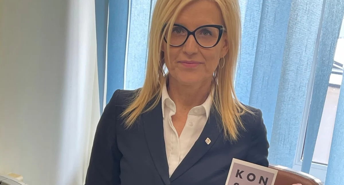 Prokurator Ewa Wrzosek w Prokuraturze Okręgowej w Warszawie podziękowała za wsparcie obywateli i pokazała listy oraz pocztówki 