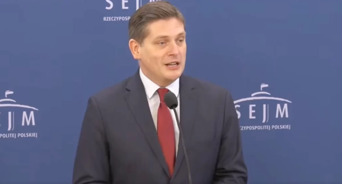 Zdjęcie Bartosza Kownackiego z PiS. Partia rzuca kolejne oszczerstwa w kierunku rządu Tuska
