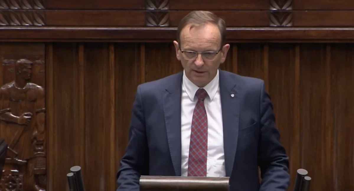 Edward Siarka w Sejmiie podczas przemówienia. Poseł PiS wykrzyczał „kula w łeb” Tuska – dziś decyzja procesowa prokuratury 