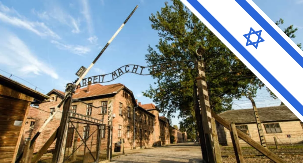 Zdjęcie głównej bramy Auschwitz-Birkenau gdzie młody Izraelczyk wykonał salut rzymski