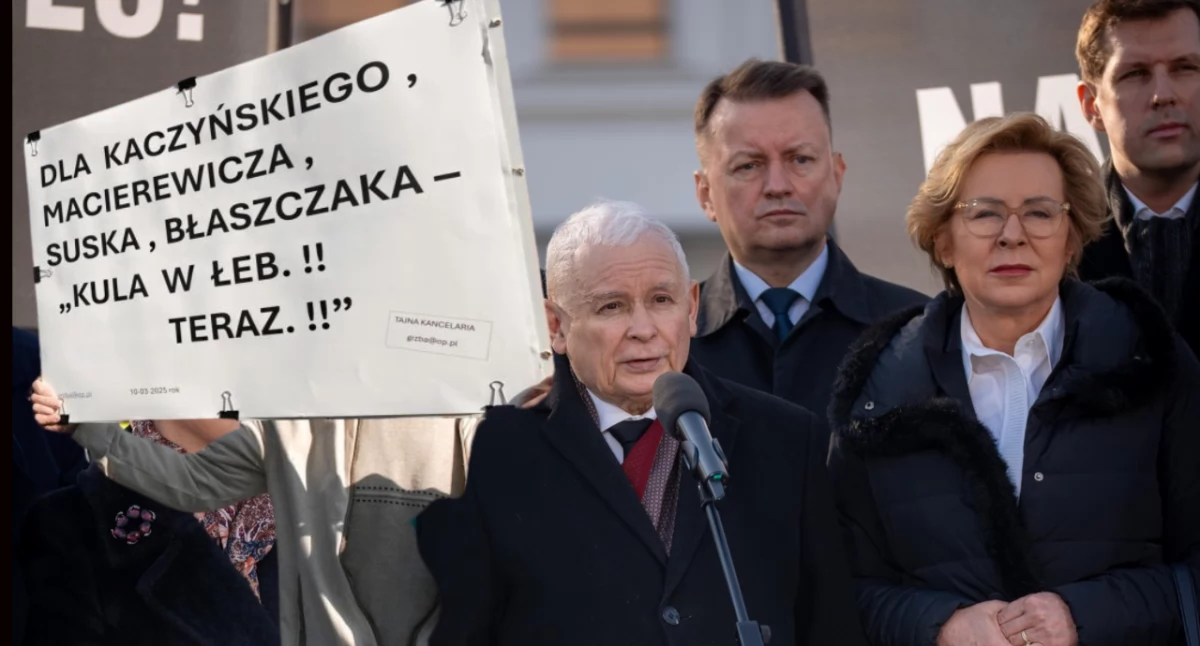 Zdjęcie aktywisty z banerem 
