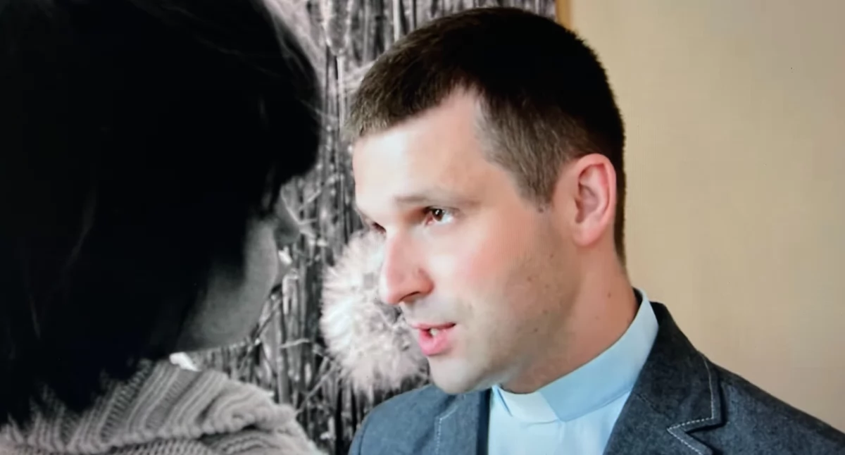 Na zdjęciu ks. Mateusz Napierała, fotografia z konferencji Caritas 