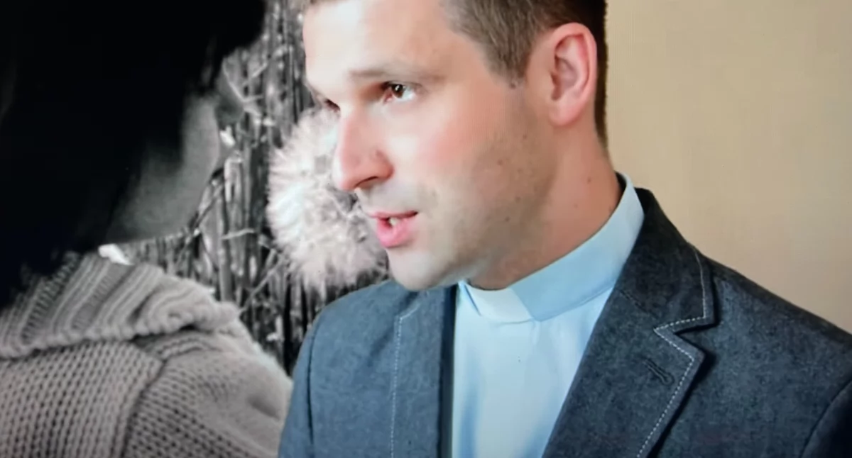 Na zdjęciu zatrzymany przez policję do odbycia kary więzienia ksiądz pedofil Mateusz Napierała z Poznania