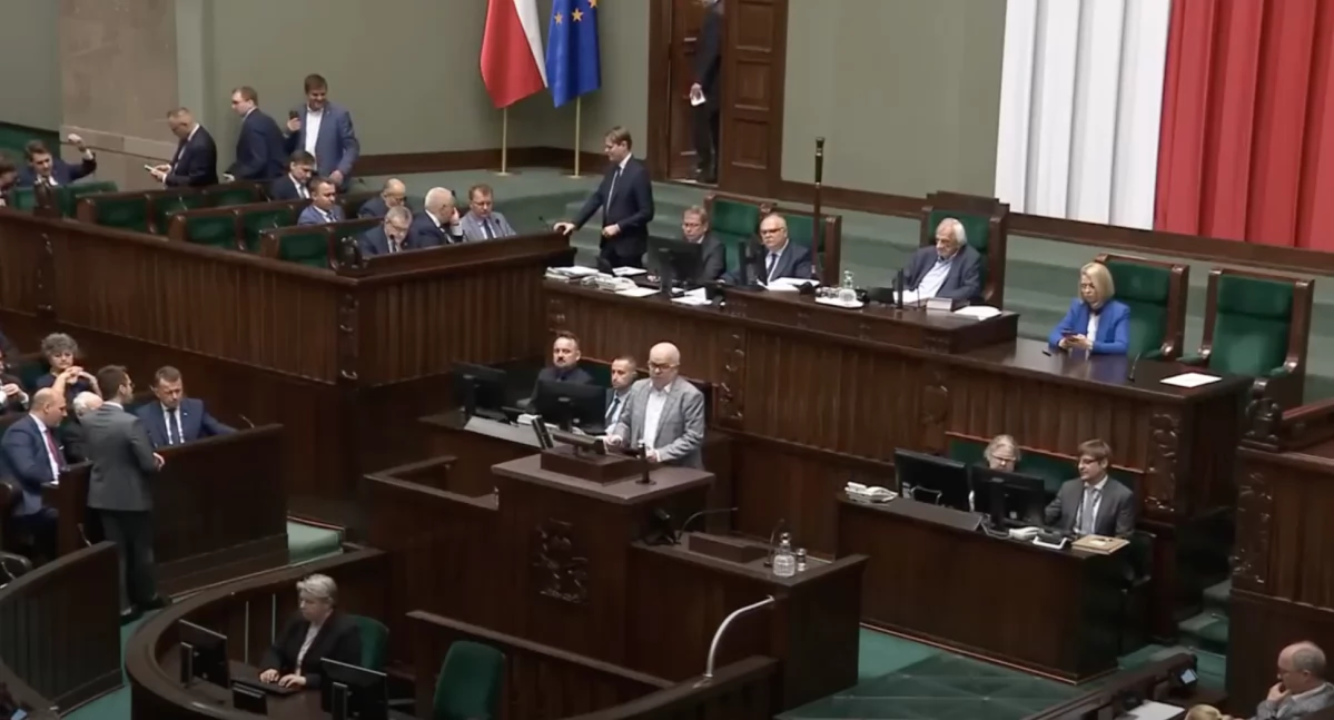 Nowe kary finansowe dla posłów za nieobecności w Sejmie. Marszałek Hołownia pokazał projekt zmian 