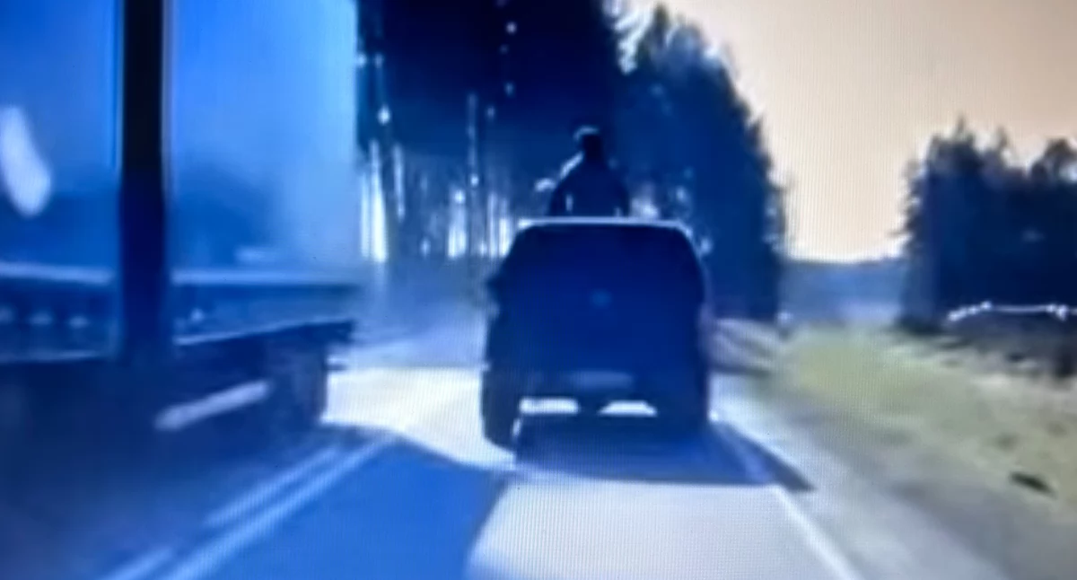 Zdjęcie przedstawia 46-latka kierującego na drodze publicznej autem nogami