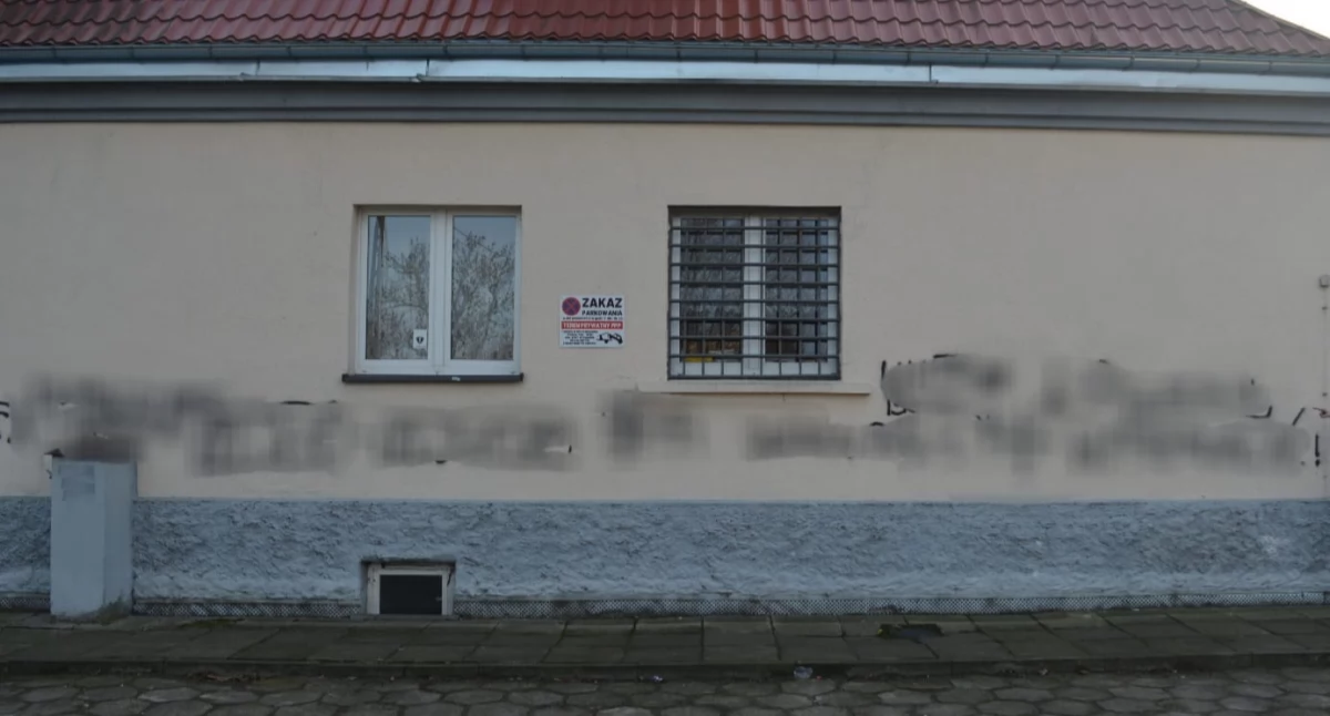Zdjęcie przedstawia graffiti z treściami nazistowskimi namalowanymi przez 15-latka