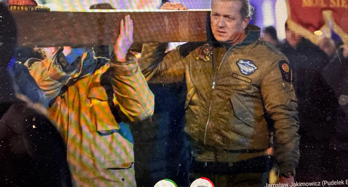 Jarosław Jakimowicz niesie krzyż w Warszawie w czasie 