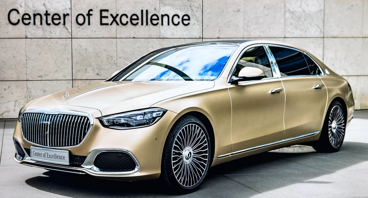 Zdjęcie przedstawia Mercedesa klasy premium
