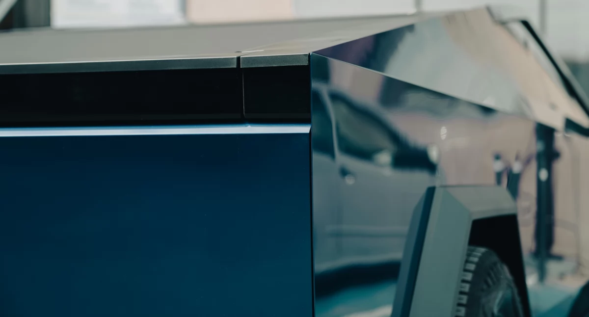 Zdjęcie przedstawia śmiertelnie niebezpieczne stalowe ostre krawędzie nadwozia modelu Cybertruck koncernu Tesla
