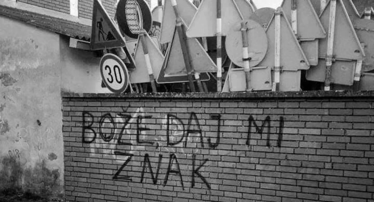 Zdjęcie przedstawia znaki drogowe