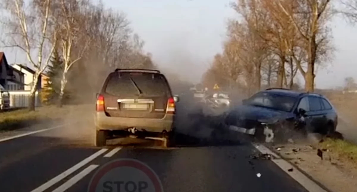 Wypadek na drodze krajowej nr. 17 – zablokowana trasa. Zderzenie opla w Izbicy z ciężarówką