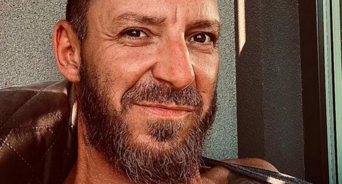 Zdjęcie przedstawia adwokata bez prawa do wykonywania zawodu, Pawła Kozaneckiego