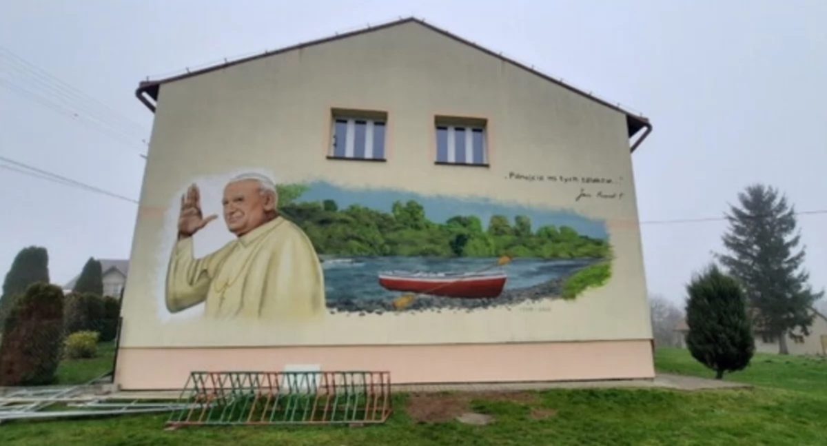 Na zdjęciu przykład kultu jednostki w Polsce pod postacią groteskowych niekiedy murali z wizerunkiem Jana Pawła II, który pływał w pobliskiej rzece kajakiem