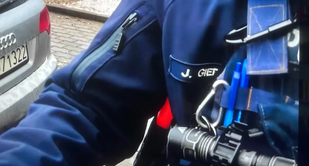 Zdjęcie przedstawia policjanta podczas interwencji