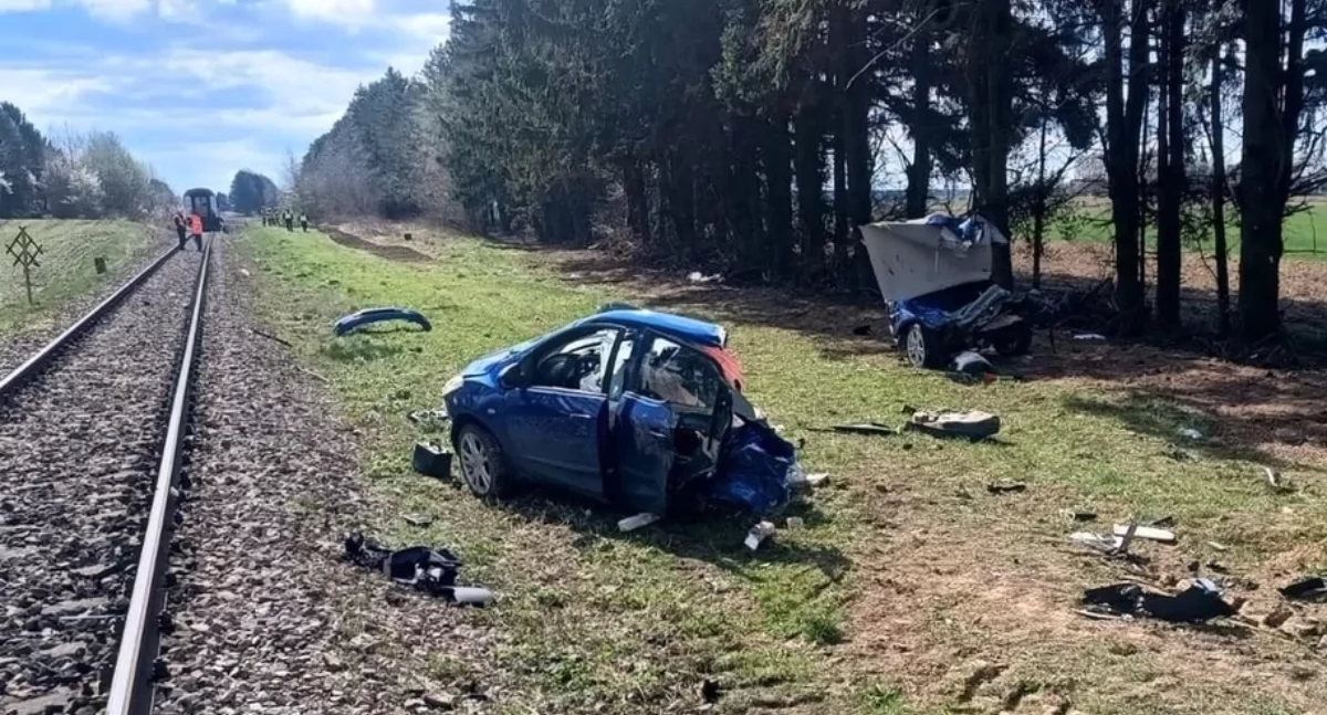 Na zdjęciu zmasakrowana mazda po zderzeniu z pociągiem na przejeździe kolejowym. Fot. zamojska policja