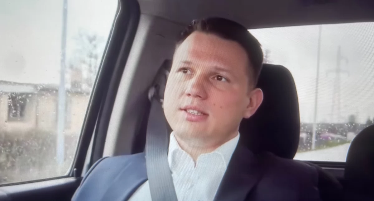 Nqa zdjęciu Sławomir Mentzen w samochodzie z kierowcą