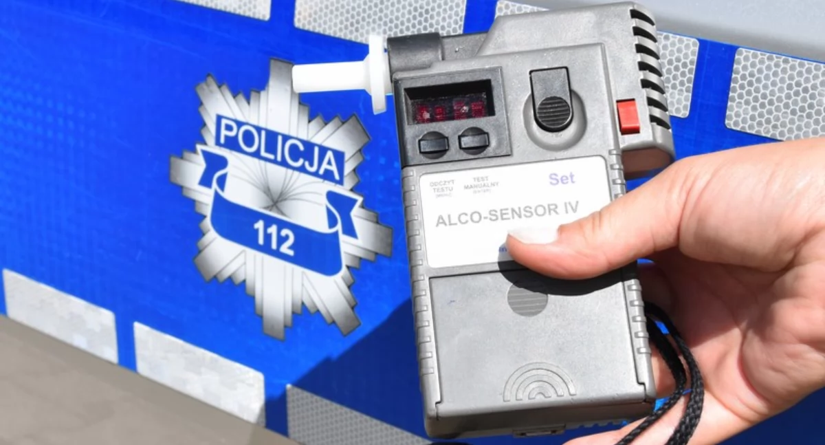 Zdjecie przedstawia policyjny alkomat Alco-Sensor