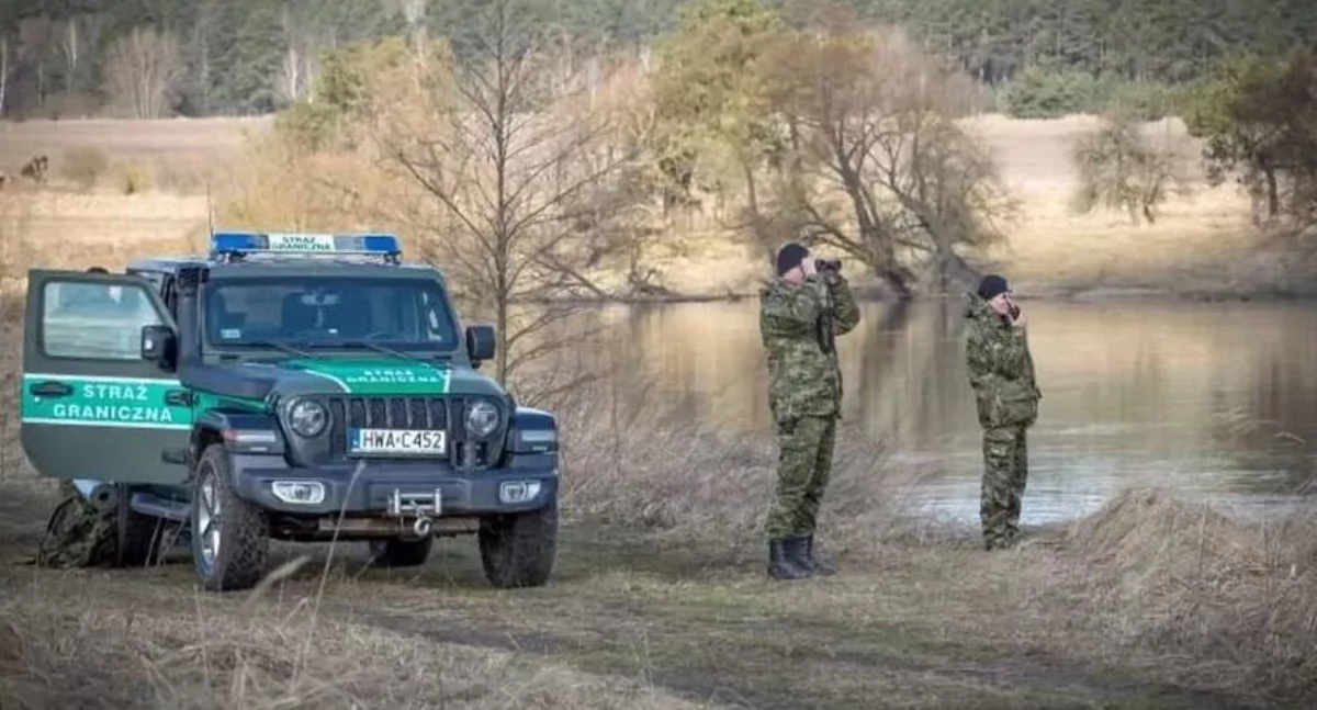 Zdjęcie przedstawia patrol straży granicznej nad Bugiem, skąd wyłowiono zwłoki migrantów, fot. archiwum SG