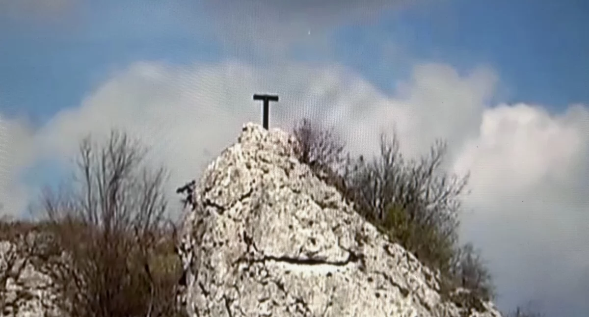 Profanacja krzyża w Zawierciu - połamali i pomalowali na czarno symbol religijny, sprawcom grozi wieloletnie więzienie