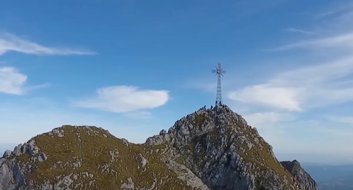 Krzyż na Giewoncie, który rozświetlany jest w rocznicę śmierci Jana Pawła II. TPN podtrzymuje zakaz 