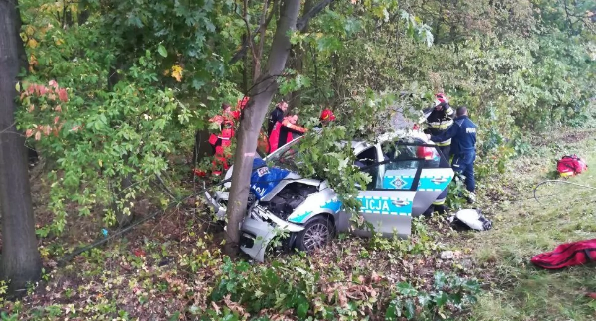 Policjanci w Międzyrzecu Podlaskim jadąc radiowozem na sygnałach doprowadzili do wypadku z udzialem Chryslera