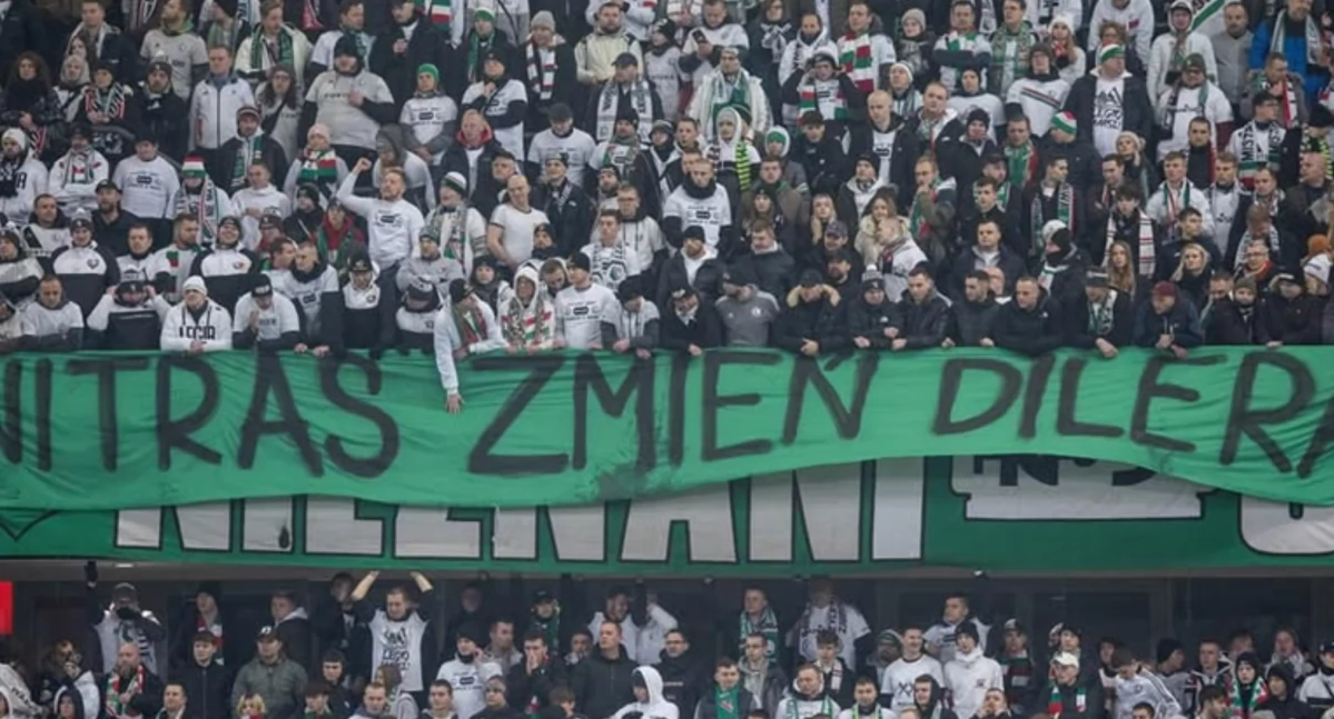 Kibole na stadionach wywieszają propagandowe banery uderzające w Rafała Trzaskowskiego przed wyborami. Większość haseł, to narracja PiS