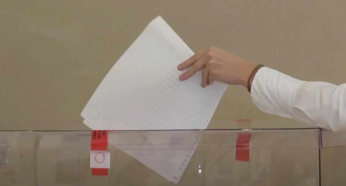 Karty do głosowania ze ściętym rokiem w wyborach prezydenckich 2025. Wyjaśniamy, co to oznacza