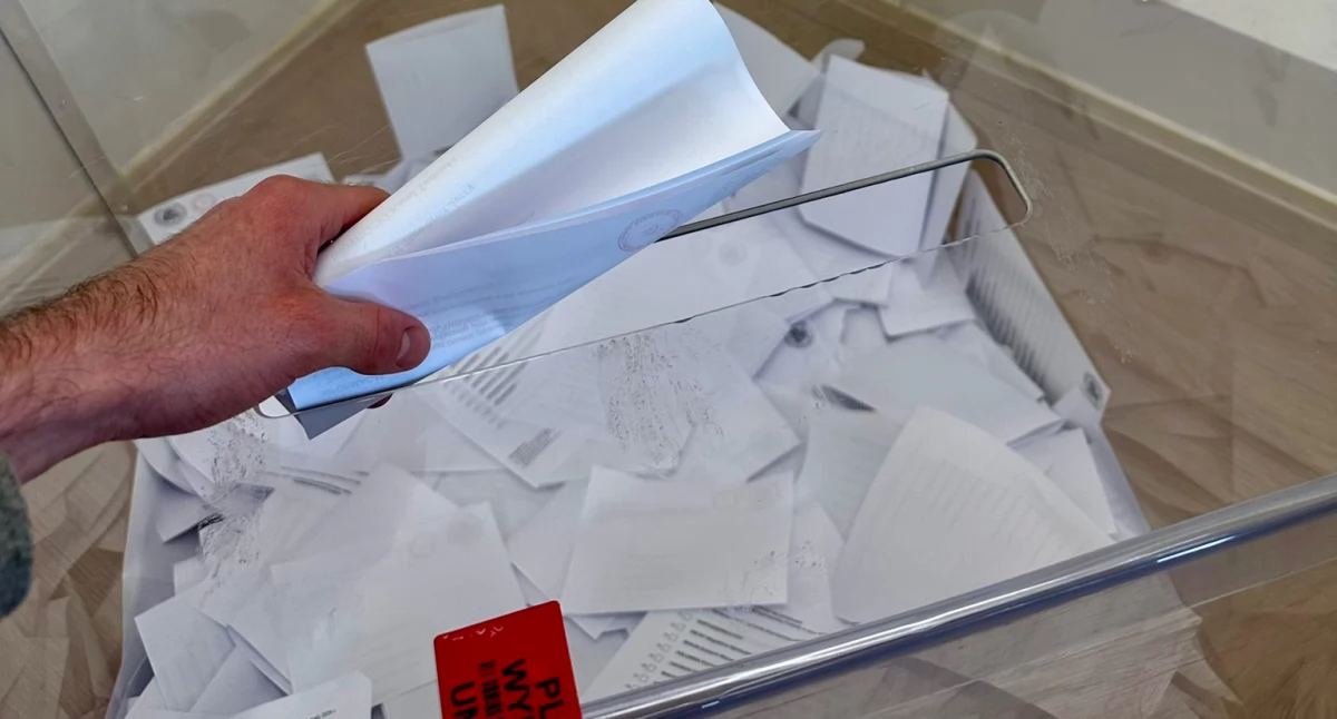 Nieostemplowana karta do głosowania w Warszawie w komisji nr 283. Dziennikarz dostał kartę bez pieczątki, gdy chciał oddać głos 
