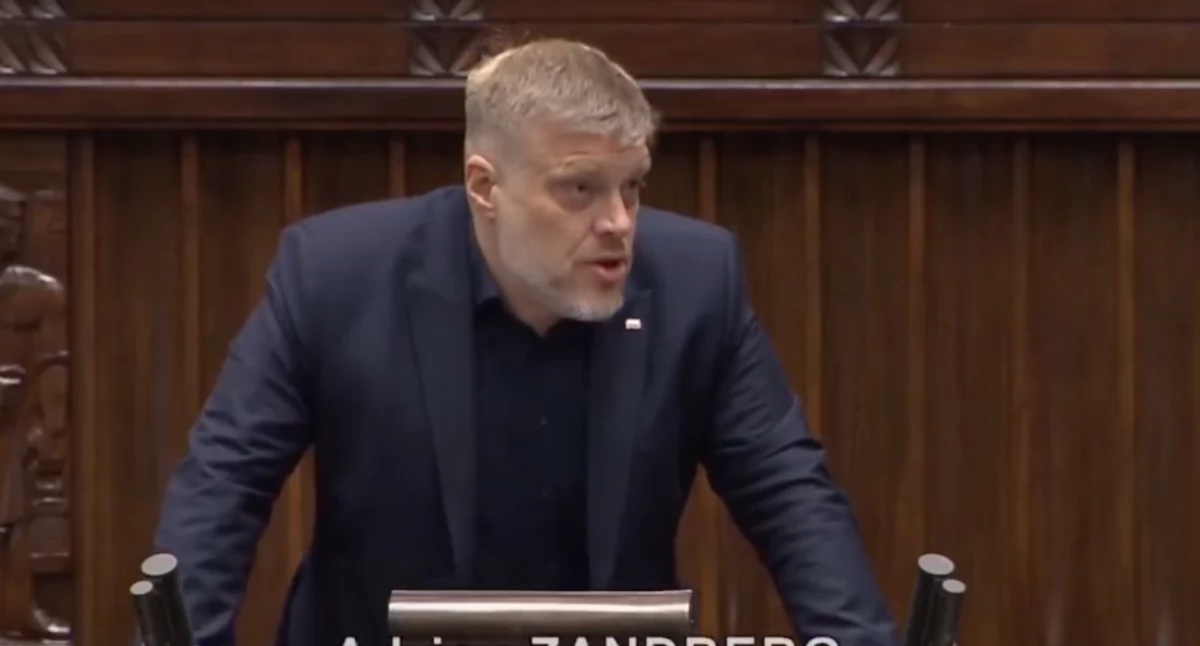 Zdjęcie Adriana Zandberga podczas wypowiedzi w Sejmie
