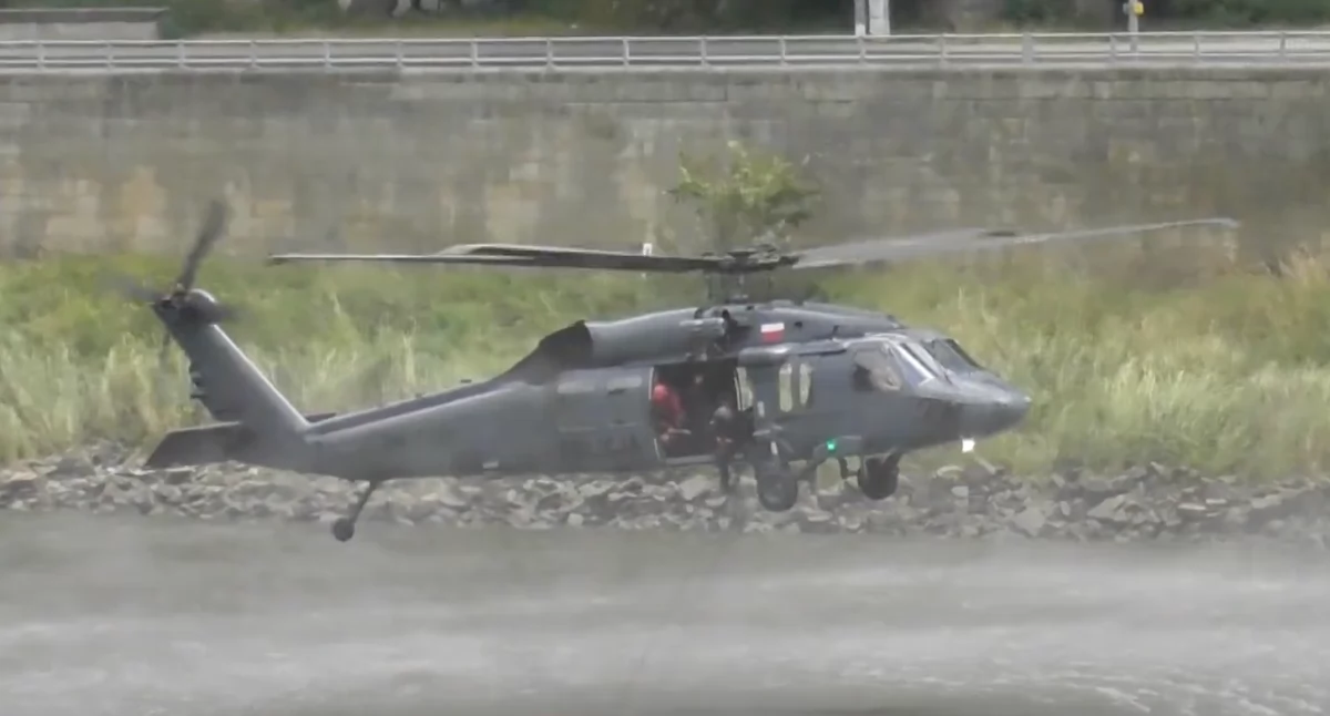 Śmigłowiec Black Hawk podczas akcji. Wojsko unieważniło przetarg na zakup maszyn 