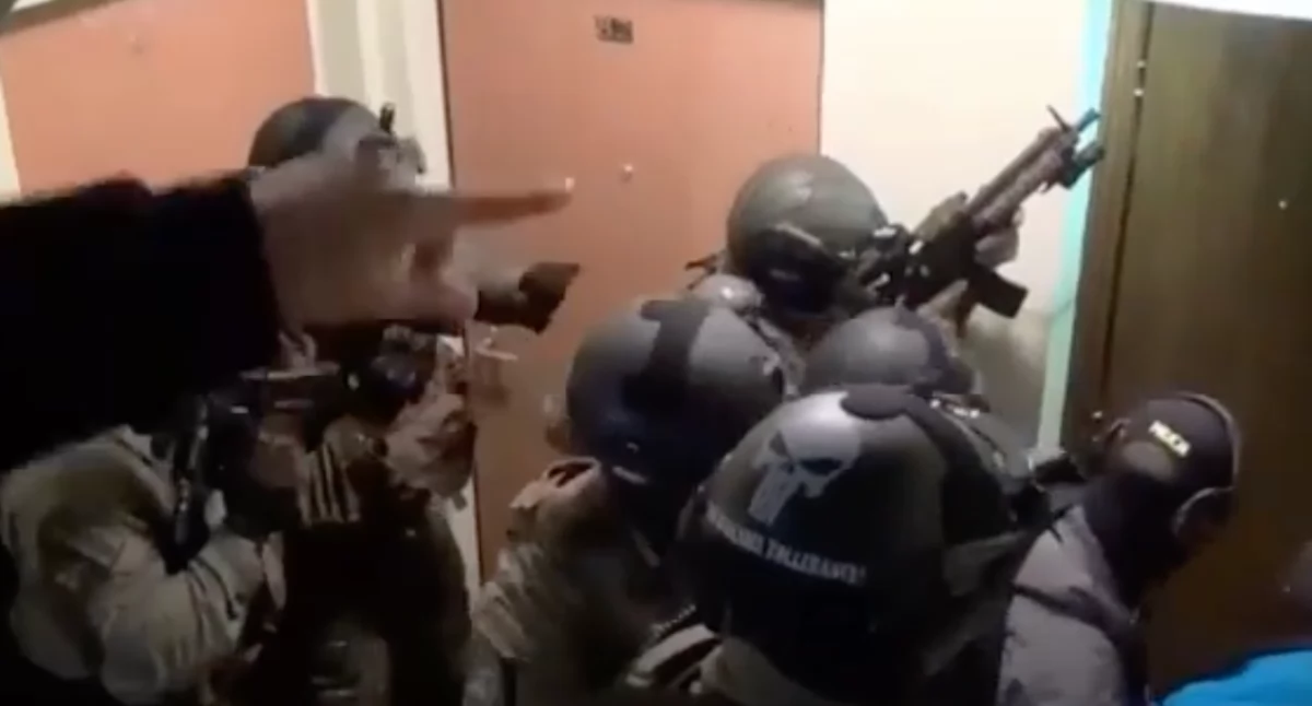 Antyterroryści w Krakowie uratowali dziecko z rąk mieszkania, który zabarykadował się w mieszkaniu 