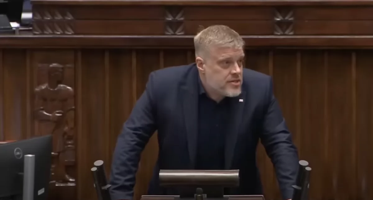 Zdjęcie Adriana Zandberga podczas wypowiedzi w Sejmie